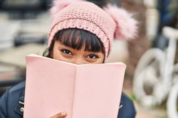 Νεαρή Όμορφη Ισπανόφωνη Γυναίκα Που Καλύπτει Πρόσωπο Βιβλίο Κάθεται Στο — Φωτογραφία Αρχείου
