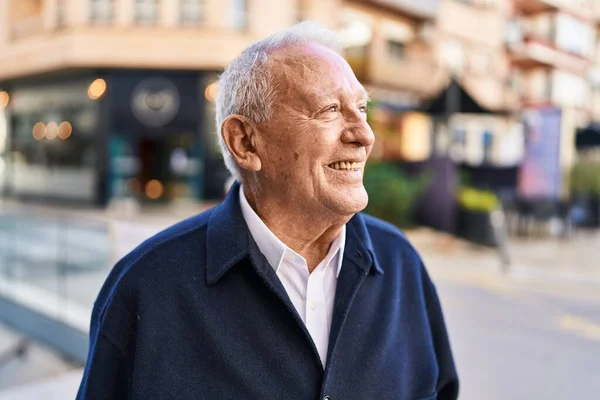 Starszy Mężczyzna Uśmiecha Się Pewnie Stojąc Ulicy — Zdjęcie stockowe