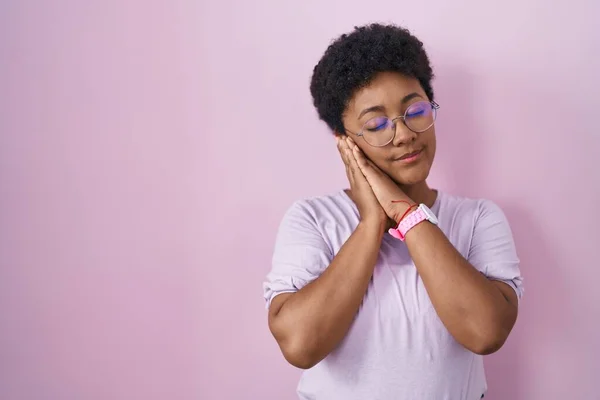 Joven Mujer Afroamericana Pie Sobre Fondo Rosa Durmiendo Cansado Soñando — Foto de Stock