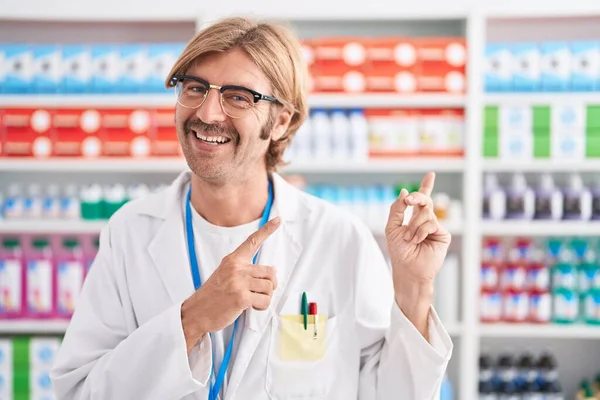 Caucasian Man Mustache Working Pharmacy Drugstore Smiling Looking Camera Pointing — Stock Photo, Image
