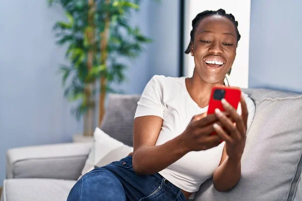 Femme Afro Américaine Utilisant Smartphone Assis Sur Canapé Maison — Photo