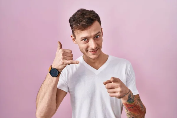 Caucasian Man Standing Pink Background Smiling Doing Talking Telephone Gesture — Stock Photo, Image