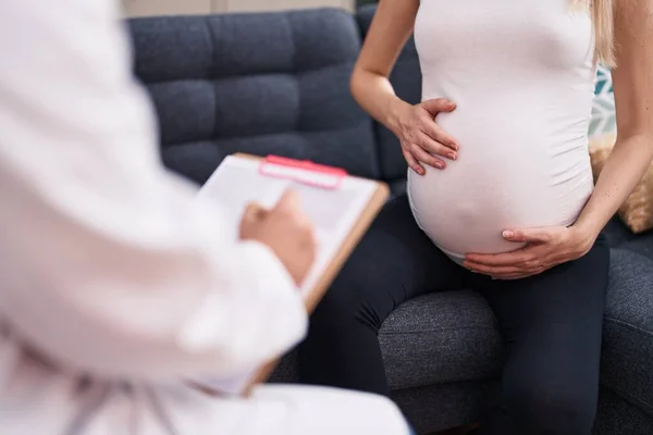 Man Vrouw Arts Zwangere Patiënt Hebben Medisch Advies Thuis — Stockfoto