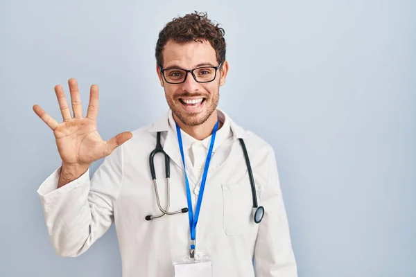 Junger Hispanischer Mann Arztuniform Und Stethoskop Zeigt Und Zeigt Mit — Stockfoto