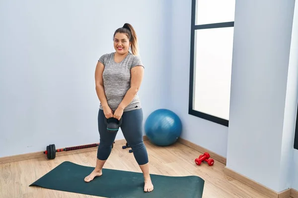 Young Beautiful Size Woman Smiling Confident Using Kettlebell Training Sport — Stockfoto