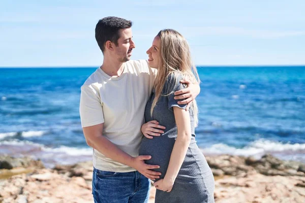 Hombre Mujer Pareja Abrazándose Uno Otro Esperando Bebé Playa —  Fotos de Stock