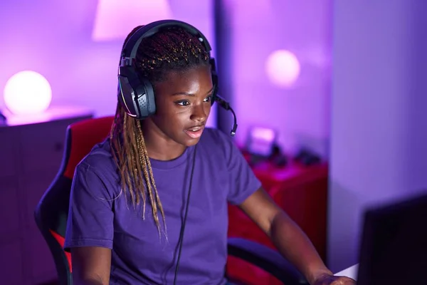 Afričanky Americká Žena Streamer Hrát Videohry Pomocí Počítače Herně — Stock fotografie