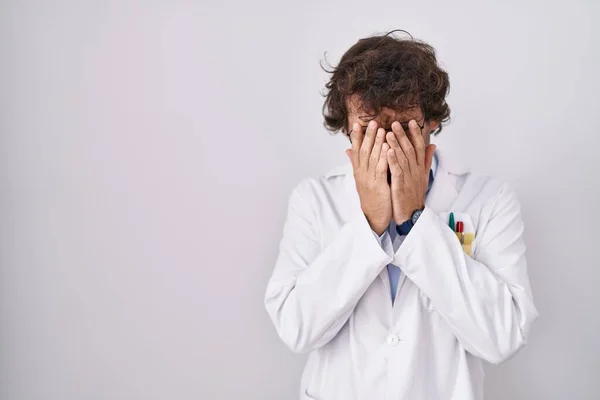 Giovane Ispanico Uniforme Medico Con Espressione Triste Che Copre Viso — Foto Stock