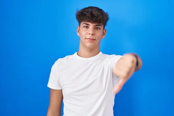 Ισπανόφωνος Έφηβος Στέκεται Πάνω Από Μπλε Φόντο Φαίνεται Δυστυχισμένος Και — Φωτογραφία Αρχείου