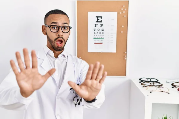 African American Optician Man Standing Eyesight Test Afraid Terrified Fear —  Fotos de Stock