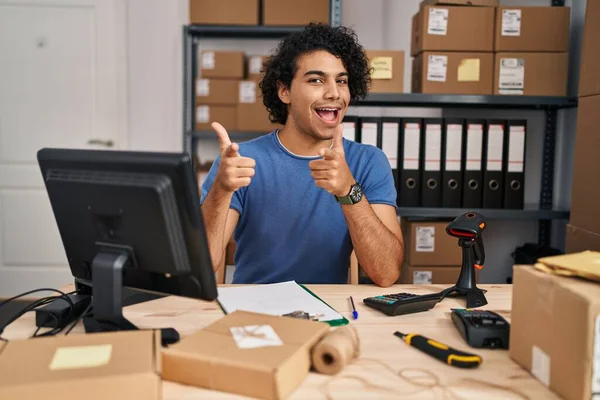 Hispánec Kudrnatými Vlasy Pracující Malém Byznysu Ukazuje Prsty Kameru Šťastnou — Stock fotografie