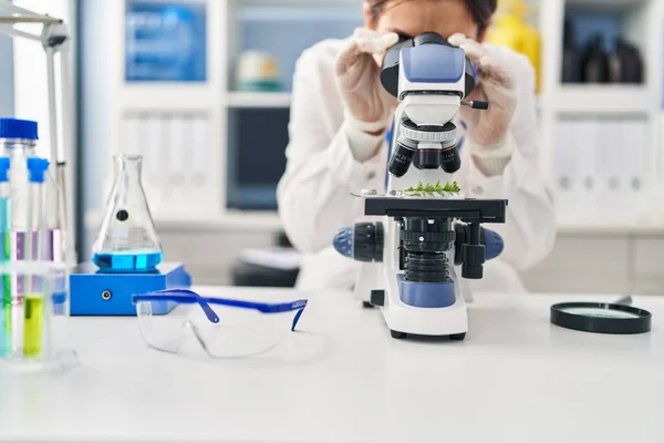 Jovem Hispânica Vestindo Uniforme Cientista Usando Microscópio Laboratório — Fotografia de Stock