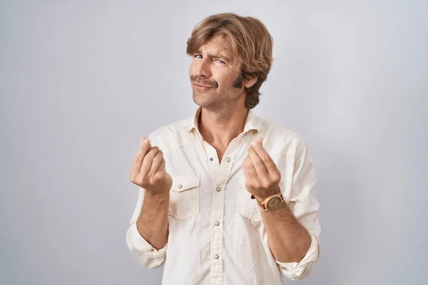 Hombre Mediana Edad Pie Sobre Fondo Aislado Haciendo Gesto Dinero — Foto de Stock