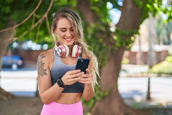 Mujer Rubia Joven Que Usa Ropa Deportiva Usando Teléfono Inteligente —  Fotos de Stock