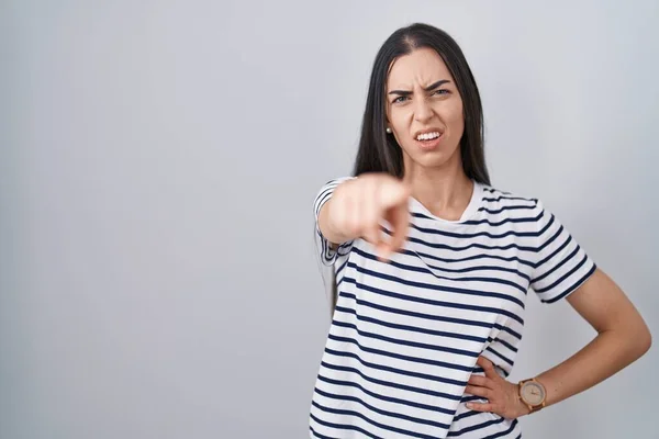 Ung Brunett Kvinna Bär Randig Skjorta Pekar Missnöjd Och Frustrerad — Stockfoto