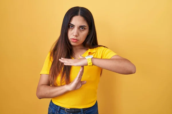 Jonge Arabische Vrouw Staande Gele Achtergrond Doen Tijd Uit Gebaar — Stockfoto