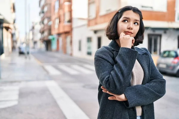 Young Woman Standing Doubt Expression Street — Stockfoto