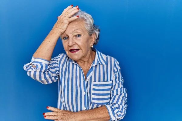 Senior Vrouw Met Grijs Haar Staan Blauwe Achtergrond Verrast Met — Stockfoto