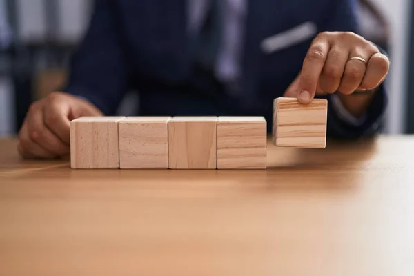 Jonge Latijnse Man Zakenman Die Tafel Zit Met Houten Kubussen — Stockfoto