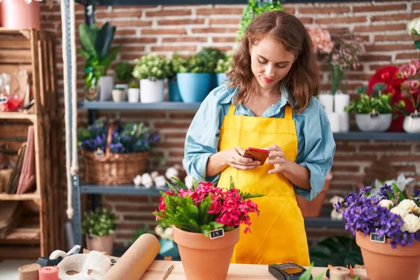 Jonge Mooie Spaanse Vrouw Bloemist Glimlachen Zelfverzekerd Met Behulp Van — Stockfoto