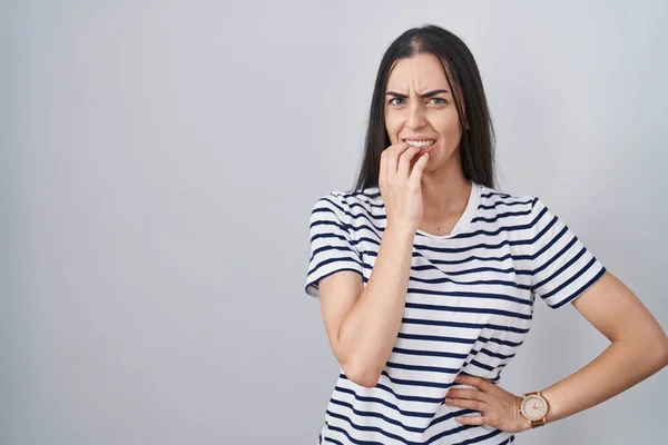 Mujer Morena Joven Con Camiseta Rayas Que Estresada Nerviosa Con — Foto de Stock