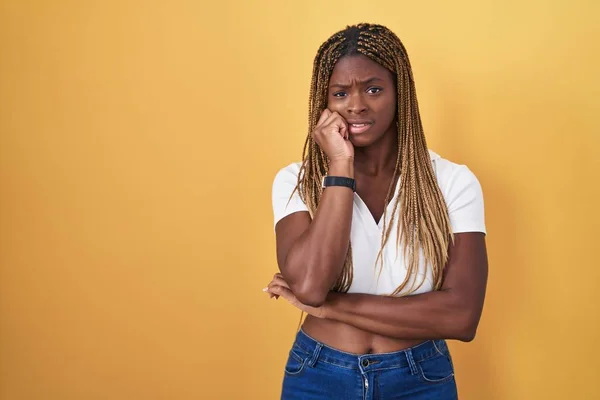 Mulher Afro Americana Com Cabelos Trançados Sobre Fundo Amarelo Olhando — Fotografia de Stock