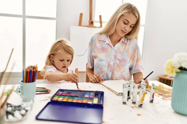 Mother Daughter Smiling Confident Drawing Notebook Art Studio — Stockfoto