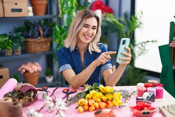 Young Woman Florist Smiling Confident Using Smartphone Florist — Foto de Stock