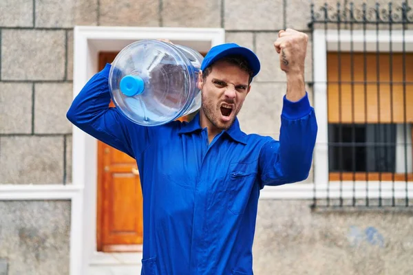 Νεαρός Ισπανός Κρατώντας Ένα Γαλόνι Νερό Για Την Παράδοση Ενοχλημένος — Φωτογραφία Αρχείου