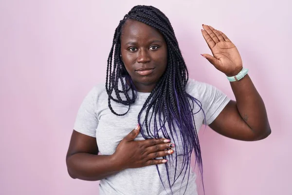 Jovem Mulher Africana Sobre Fundo Rosa Jurando Com Mão Peito — Fotografia de Stock
