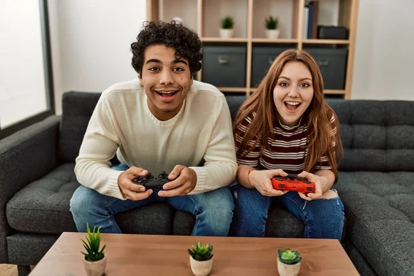 Jovem Casal Sorrindo Feliz Jogando Videogame Sentado Sofá Casa — Fotografia de Stock