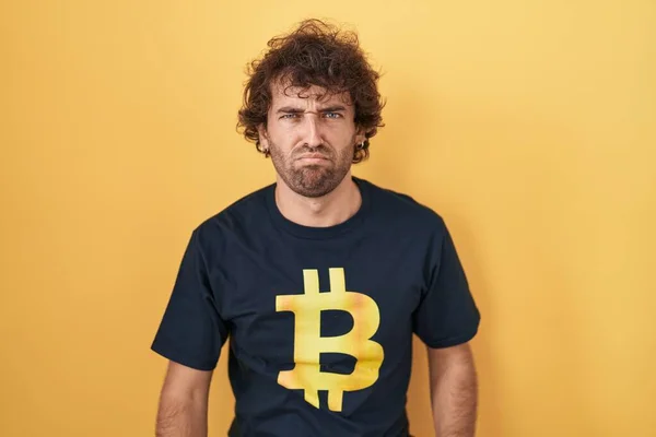 Spaanse Jongeman Draagt Bitcoin Shirt Sceptisch Nerveus Fronsen Boos Als — Stockfoto