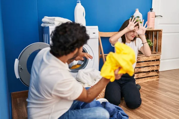 Kadın Erkek Sırıtıyor Çamaşırhanede Kıyafetlerle Oynarken Kendilerine Güveniyorlar — Stok fotoğraf