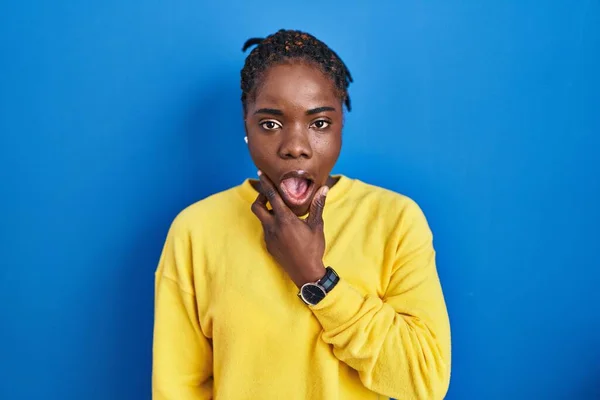 Beautiful Black Woman Standing Blue Background Looking Fascinated Disbelief Surprise — Stockfoto