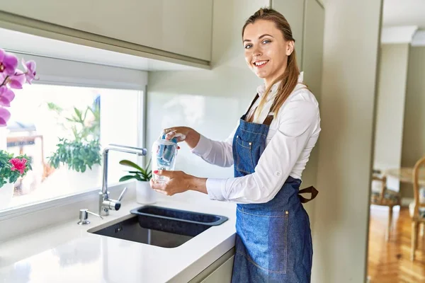 Ung Blond Kvinna Ler Säker Tvättglas Köket — Stockfoto