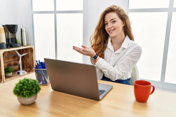 年轻的高加索女人在办公室里工作 她用电脑笔记本电脑 手拉手放在一边 展示复制空间 脸上挂着兴奋的广告微笑 — 图库照片