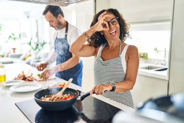Pareja Mediana Edad Cocinando Comida Mediterránea Casa Sonriendo Feliz Haciendo — Foto de Stock