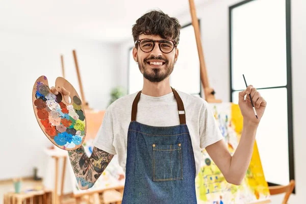 Mladý Hispánský Umělec Muž Usměvavý Šťastný Drží Štětec Paletu Uměleckém — Stock fotografie