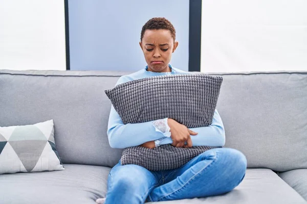 Africká Američanka Sedící Doma Pohovce Objímající Polštář Deprimovaná Strachující Úzkost — Stock fotografie