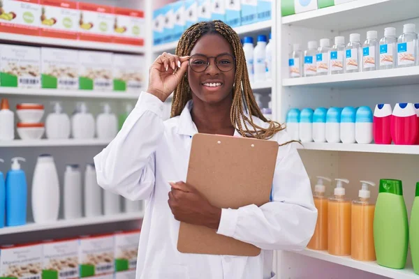 Afroamerikansk Kvinna Farmaceut Ler Säker Hålla Urklipp Apoteket — Stockfoto