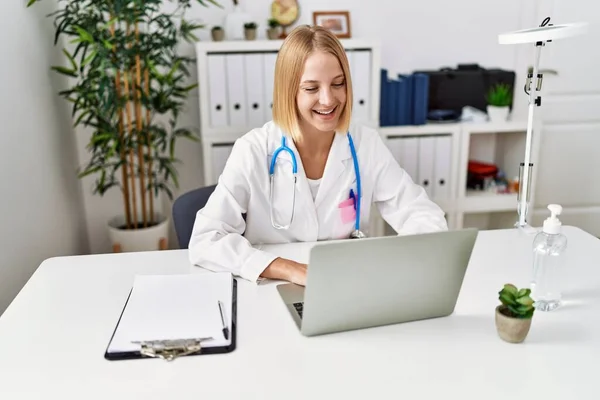 Young Blonde Woman Wearing Doctor Uniform Having Video Call Clinic — Photo