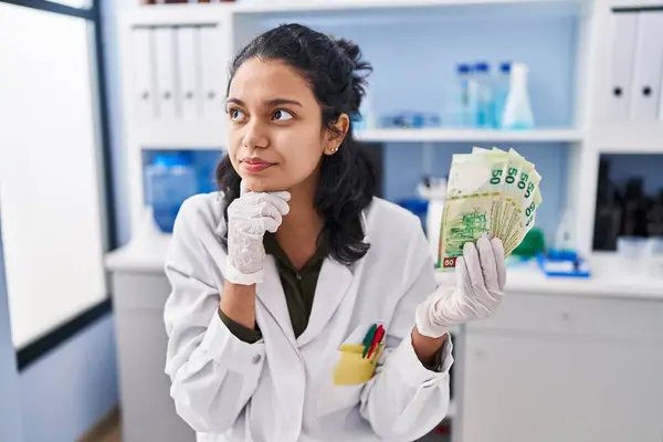 Hispanic Woman Dark Hair Working Scientist Laboratory Holding Money Serious — ストック写真