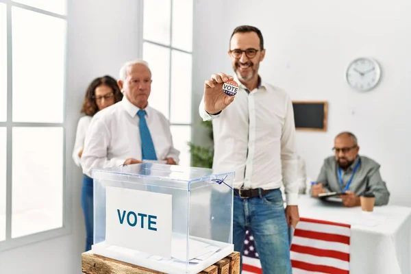 Meia Idade Americano Eleitor Homem Sorrindo Feliz Segurando Eua Distintivo — Fotografia de Stock