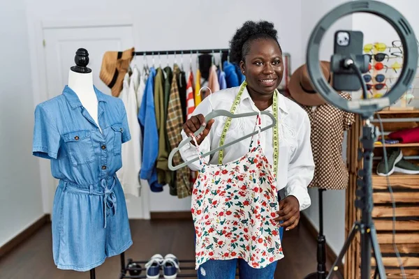 Νεαρή Αφροαμερικάνα Καταστηματάρχης Που Πουλάει Ρούχα Στο Κατάστημα Ειδών Ένδυσης — Φωτογραφία Αρχείου