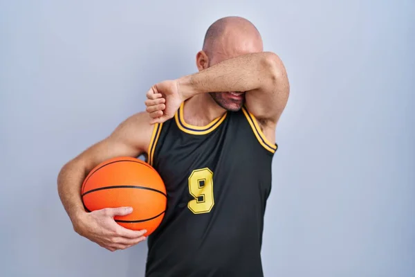 Mladý Plešatý Muž Plnovousem Basketbalové Uniformě Držící Míček Vesele Usmívající — Stock fotografie