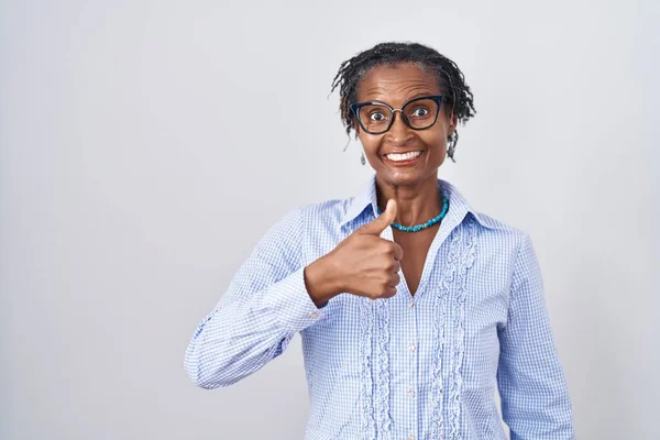 African Woman Dreadlocks Standing White Background Wearing Glasses Doing Happy — Stockfoto