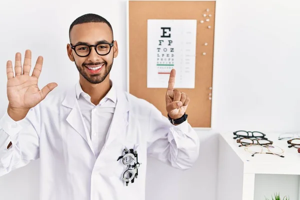 African American Optician Man Standing Eyesight Test Showing Pointing Fingers — Stockfoto