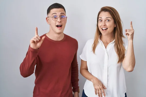 Mãe Filho Juntos Sobre Fundo Isolado Apontando Dedo Para Cima — Fotografia de Stock