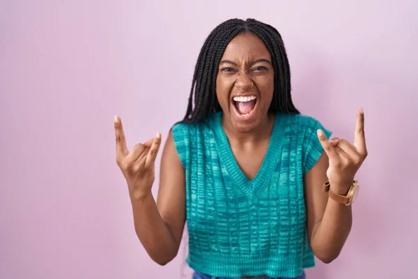 Fiatal Afro Amerikai Rózsaszín Háttér Felett Állva Őrült Arckifejezéssel Feltartott — Stock Fotó