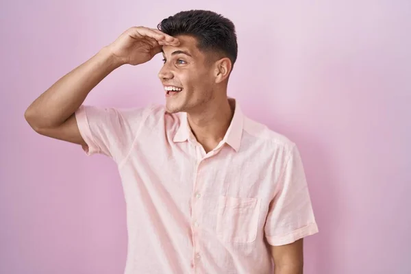 Jonge Spaanse Man Die Roze Achtergrond Staat Erg Blij Glimlachend — Stockfoto